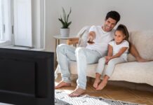 Cinco claves para elegir el mejor regalo y configurar la pantalla ideal para ver fútbol con papá