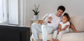 Cinco claves para elegir el mejor regalo y configurar la pantalla ideal para ver fútbol con papá
