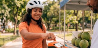 El banco que apuesta por anillos y pulseras para pagar sin usar el celular